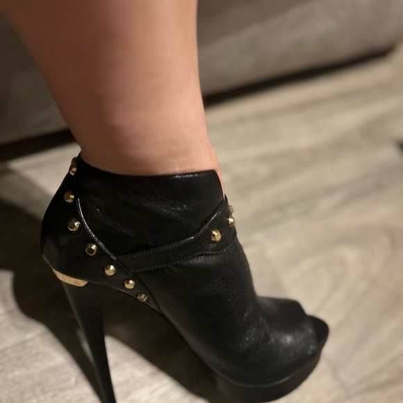 MK high heels, black leather with gold details 6”heels - Picture 6 of 11